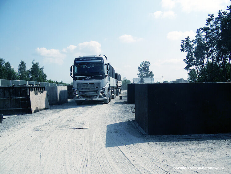 Transport szamb betonowych  w Wołczynie